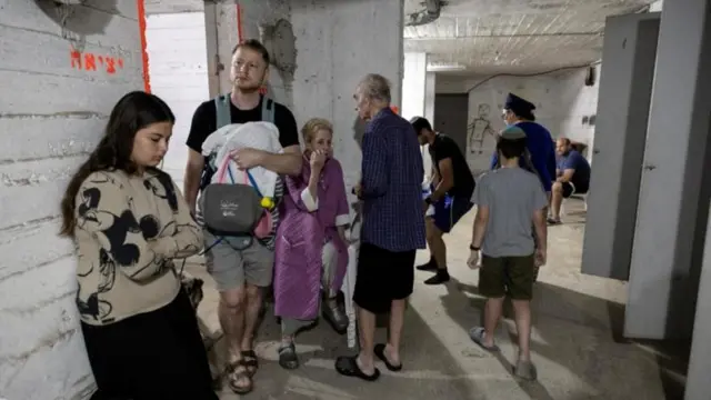 Израильтяне собрались в этом убежище в Тель-Авиве ночью после сирен в столице Израиля