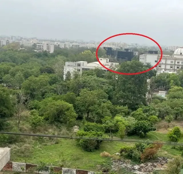 ঠিক যেখানে বিমানটি ভেঙ্গে পড়েছিল - বিবিসির বিকাশ পাণ্ডের তোলা ছবি
