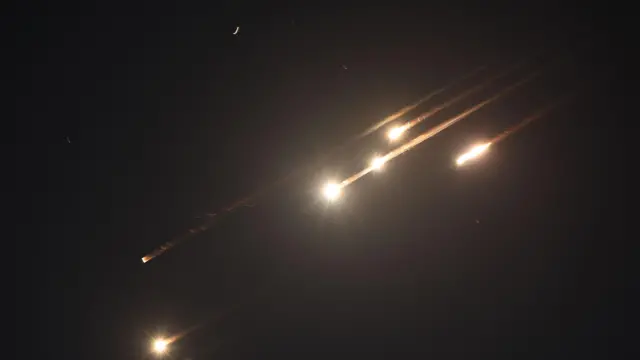 الصواريخ التي أطلقت من إيران كما شوهدت فوق القدس، 13 يونيو 2025.