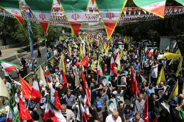 هزاران نفر پس از نماز جمعه در میدان انقلاب تهران تجمع کردند و علیه حمله اسرائیل به ایران شعار دادند