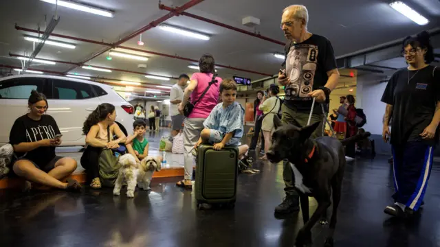 إسرائيليون في ملجأ عام بعد هجوم صاروخي من إيران على إسرائيل، في تل أبيب، إسرائيل، 13 يونيو/حزيران 2025