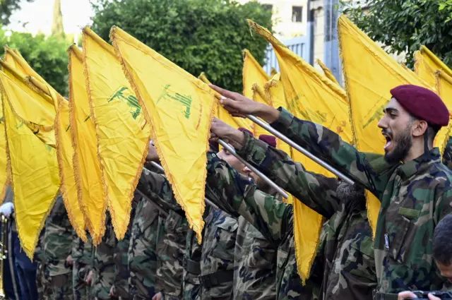 صورة لمقاتلين من حزب الله خلال مشاركتهم في جنازة لأحد القياديين في الحزب.