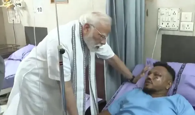 বিধ্বস্ত এয়ার ইন্ডিয়ার যাত্রীদের মধ্যে একমাত্র জীবিত ব্যক্তির সঙ্গে কথা বলছেন প্রধানমন্ত্রী।