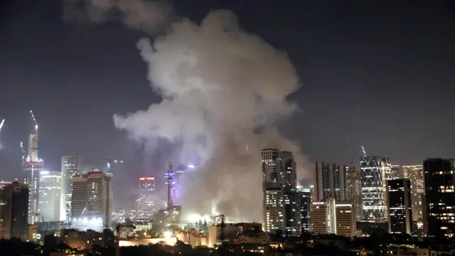 تصاعد الدخان عقب هجوم صاروخي من إيران على إسرائيل، في تل أبيب، إسرائيل، 13 يونيو/حزيران 2025