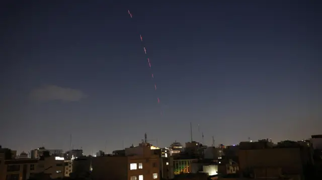 Вспышки ПВО в небе над Тегераном