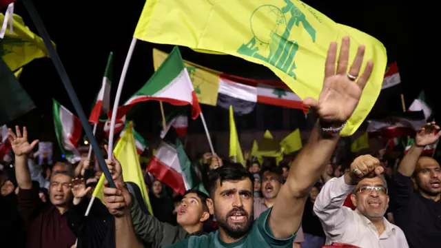 يحتفل الناس في أحد الشوارع، بعد الهجوم الإيراني على إسرائيل، في طهران، إيران، 13 يونيو/حزيران 2025