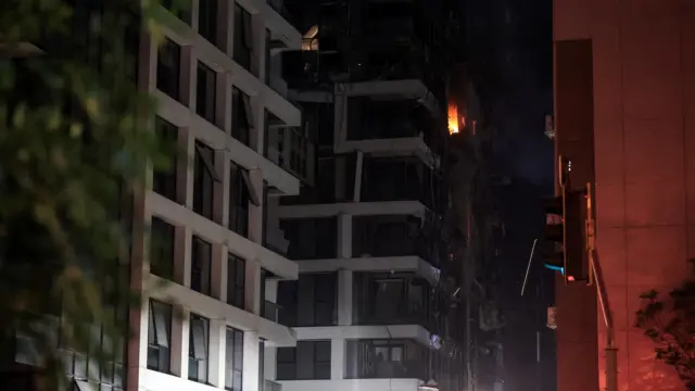 آثار دمار على مبنى في تل أبيب