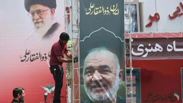 تركيب جدارية في ساحة الثورة في طهران.