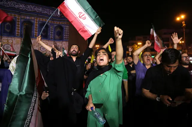 ایران کے اسرائیل پر حملوں کے بعد اریانی شہری تہران کے انقلاب چوک میں جمع ہوئے اور اسرائیل پر بیلسٹک میزائل داغنے کا جشن منایا۔ ایرانی شہری ایران کے علاوہ فلسطینی اور حزب اللہ کے پرچم لہرا رہے تھے۔