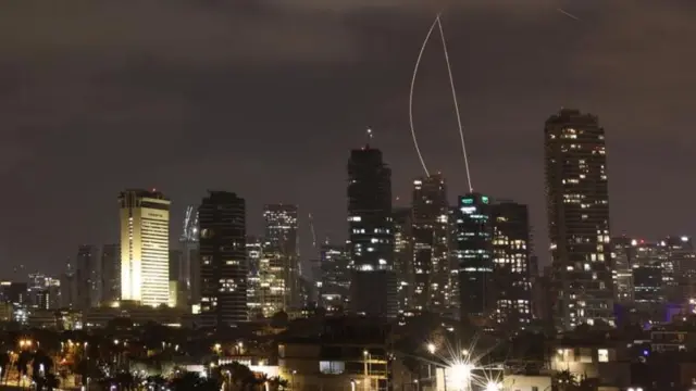 Sirni ittisa qilleensaa Israa'el Iron Dome misaa'ela Iraan irraa Teel Aviiv irratti dhukaafamu addaan kuta