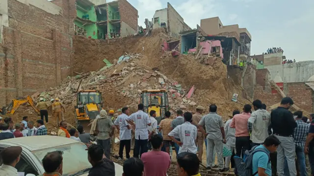 मथुरा में गिरे कई मकान
