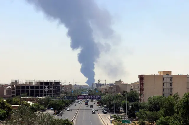 تصاعد الدخان من مصفاة نفط فوق المباني السكنية في جنوب طهران، جراء قصف إسرائيلي