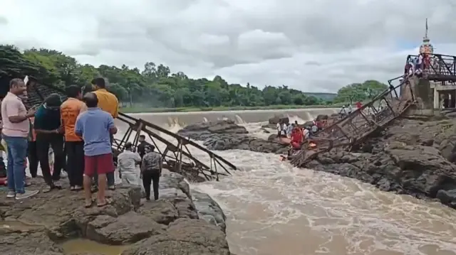 पुणे में नदी पर बने पुल का एक हिस्सा गिरा