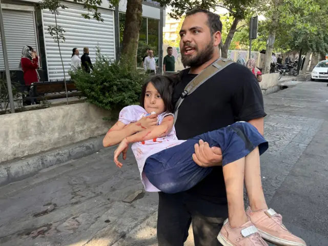 انتقال کودک مجروح به بیمارستان در تهران