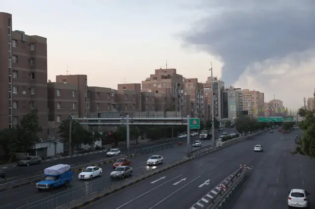 تصاعد دخان بعد هجوم إسرائيلي على منطقة في طهران