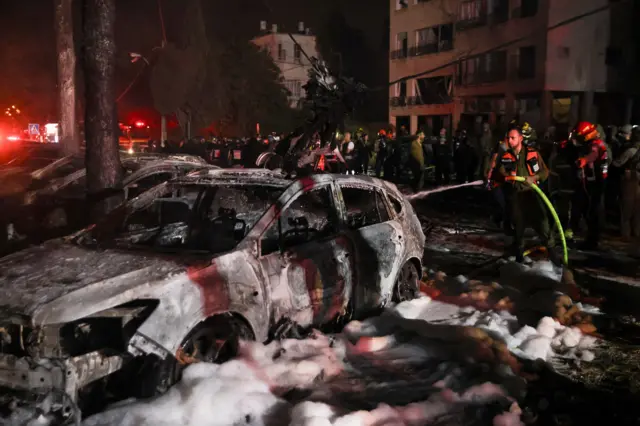 مركبات محترقة في حيفا بعد إطلاق الصواريخ من إيران على إسرائيل