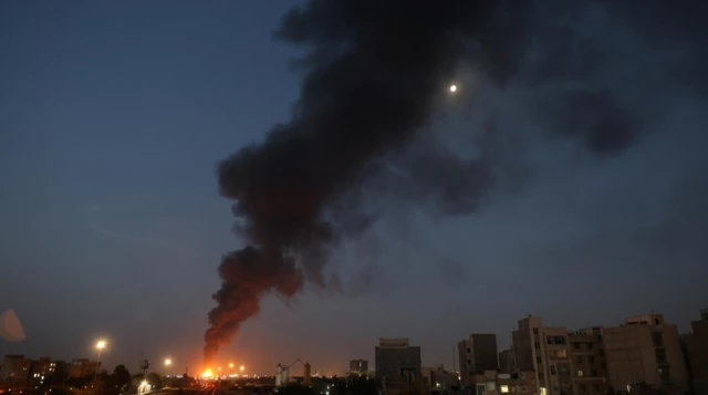 نيران الهجوم الإسرائيلي على مصفاة النفط في طهران تظهر في أعقاب الضربات الإسرائيلية على إيران، في جنوب طهران، إيران، 15 يونيو 2025.