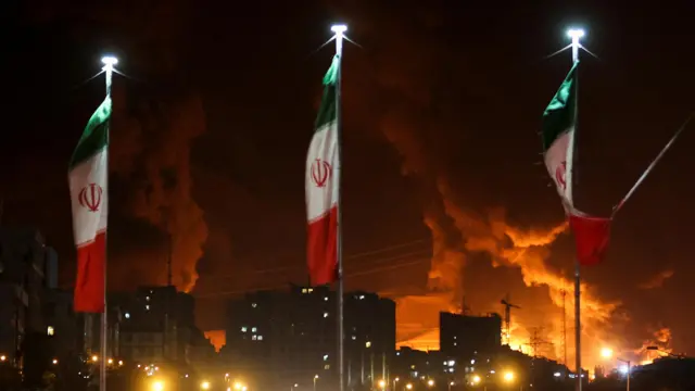 تتصاعد النيران والدخان من هجوم إسرائيلي على مستودع نفط شاران، في أعقاب الضربات الإسرائيلية على إيران، في طهران، إيران.
