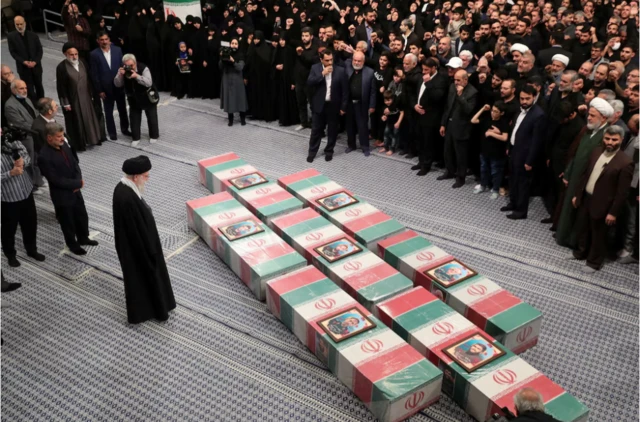 خامنئي وسط جموع في جنازة