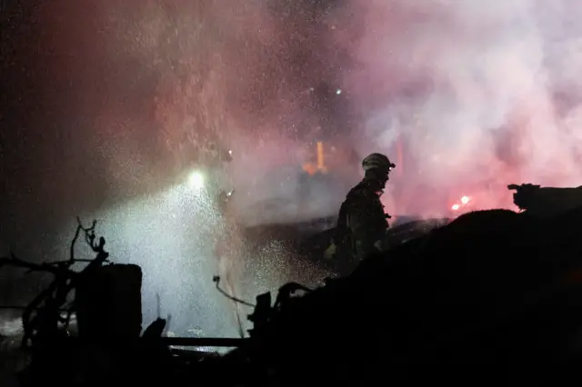 أحد أفراد الإطفاء في حيفا بعد هجوم صاروخي إسرائيلي