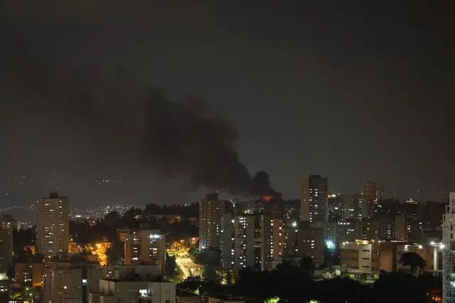 دخان متصاعد من موقع في مدينة حيفا بعد وابل من الصواريخ الإيرانية