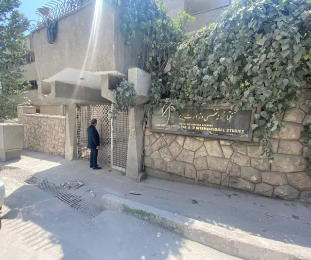 امروزعباس عراقچی از یک ساختمان وزارت خارجه ایران که دیروز هدف حملات اسرائیل قرار گرفت بازدید کرد