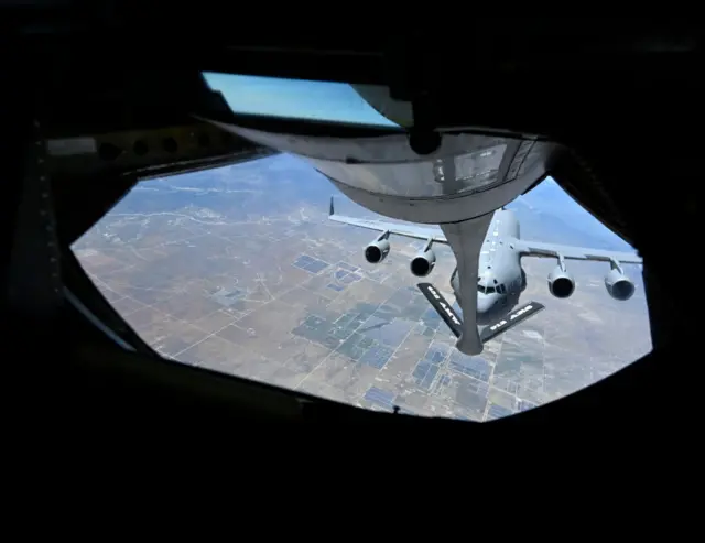طائرة بوينج KC-135 من قاعدة مارش الجوية تقوم بمحاكاة عملية التزويد بالوقود