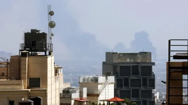 তেহরানের কেন্দ্রস্থলে দুটি বিস্ফোরণের পর ধোঁয়া দেখা যাচ্ছে