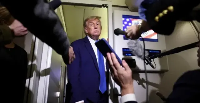 Трамп с журналистами на борту Air Force One