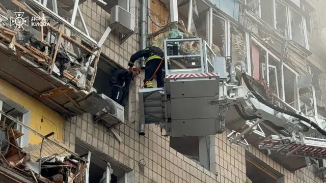 Зеленский опубликовал видео, сделанное спасателями в Киеве