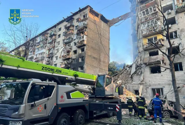 В Соломенском районе продолжаются поиски людей на месте обрушения многоэтажного жилого дома