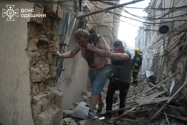 Государственная служба по чрезвычайным ситуациям публикует фото последствий удара по Одессе