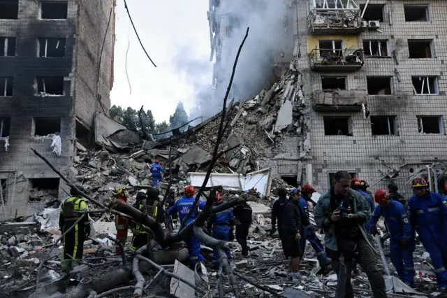 Многоэтажный жилой дом в Киеве частично разрушен в результате атаки