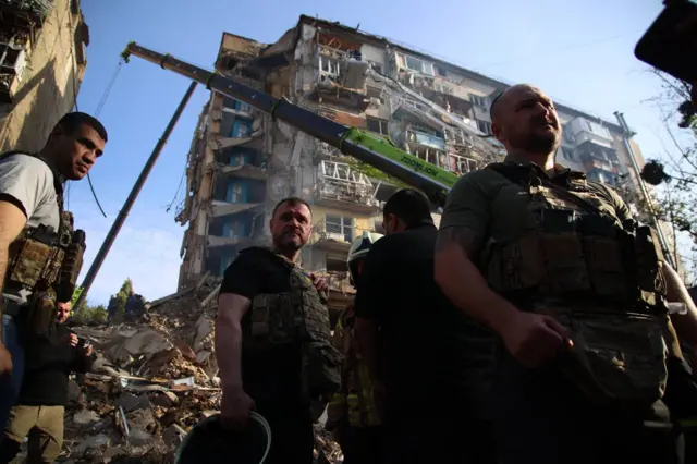 Спасательные работы на месте обрушения дома в Киеве