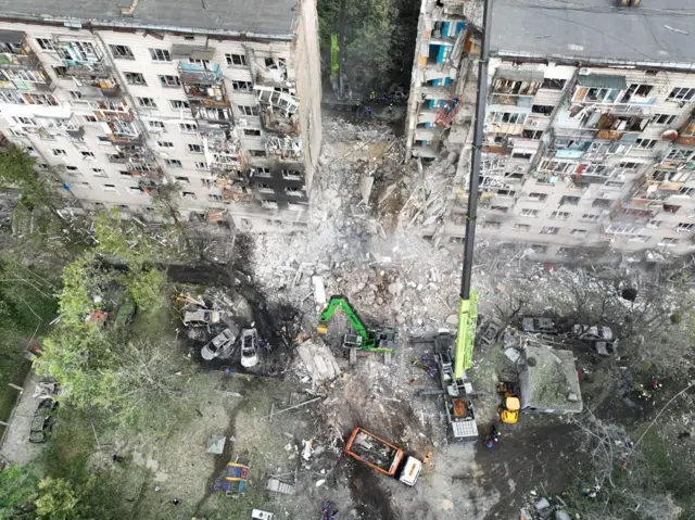 МВД Украина опубликовало фото многоэтажного жилого дома в Соломенском районе Киева, где в результате удара обрушился целый подъезд
