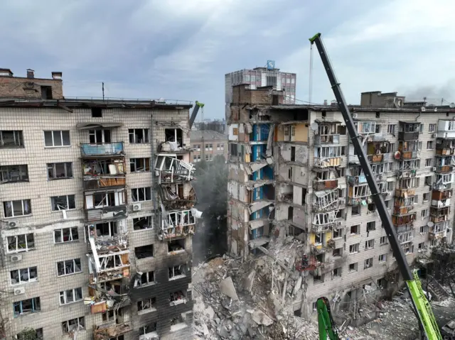 Точное число погибших при ударе по дому неизвестно, продолжается разбор завалов