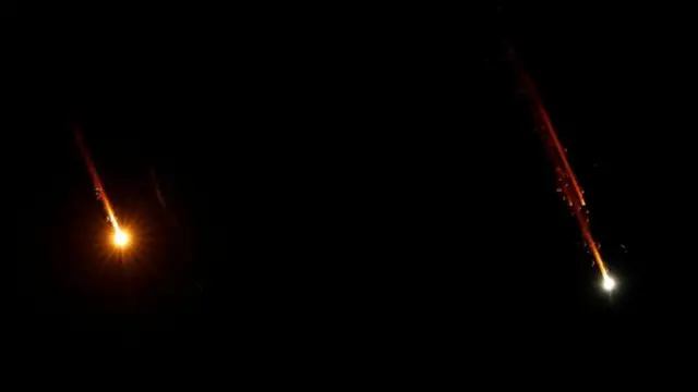 تصویری که خبرگزاری رویترز از موشکهای ایرانی بر فراز شهر طوباس در کرانه باختری در سهشنبه شب منتشر کرده است
