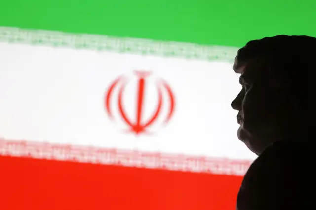 يظهر في هذه الصورة نموذج مصغر مطبوع بتقنية ثلاثية الأبعاد للرئيس الأمريكي المنتخب دونالد ترامب وعلم إيران