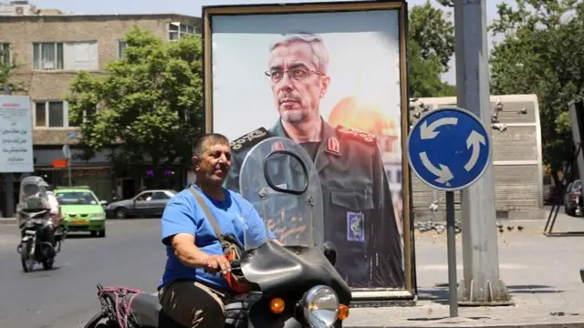 የእስራኤል ጦር በርካታ የኢራን ከፍተኛ ወታደራዊ አዛዦችን ከገደለ በኋላ በቴህራን ዋና ዋና ጎዳናዎች ላይ ፎቶግራፋቸው ተሰቅሏል። ከፎቶው ላይ የሚታዩት መሀመድ ባገሪ በኢራን ውስጥ ከፍተኛው የጦር መኮንን የነበሩ ናቸው።