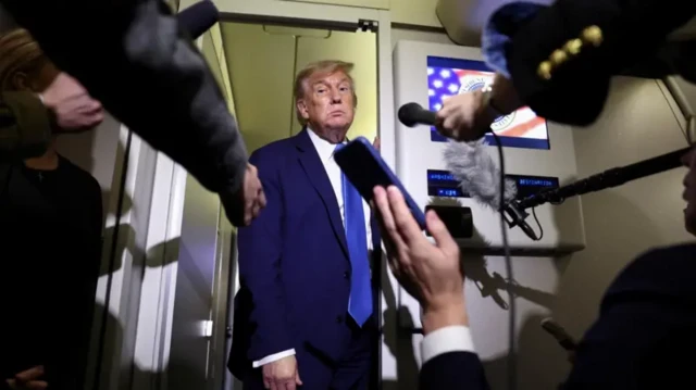 Mgbe Onyeisiala Trump na-agwa ndị ntaakụkọ okwu ka ọ na-abanye n'ụgbọelu 'Airforce one'