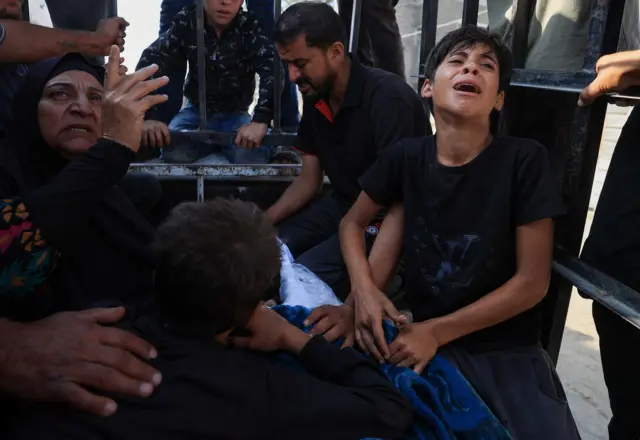 تشييع جثامين فلسطينيين قُتلوا بنيران إسرائيلية أثناء محاولتهم الحصول على مساعدة في مدينة غزة