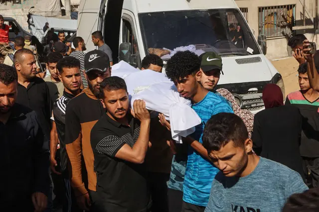 مواطنون غزيون يحملون جثة