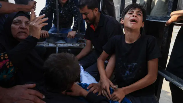 يبكون في غزة على مقتل أفراد من عائلتهم