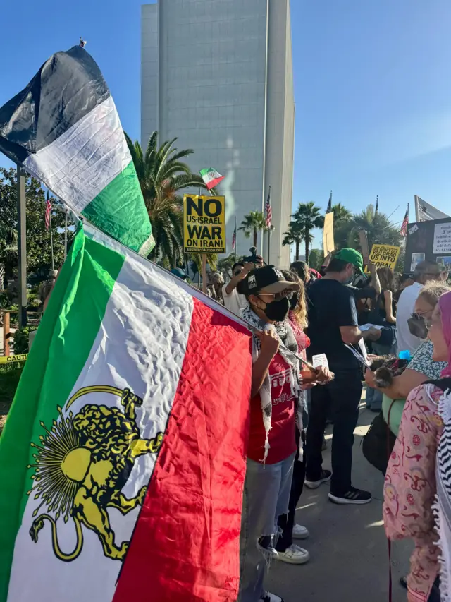 تجمع مخالفان جنگ در لس‌آنجلس