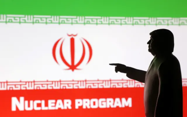 تمثال لترامب بجاتب علم إيران