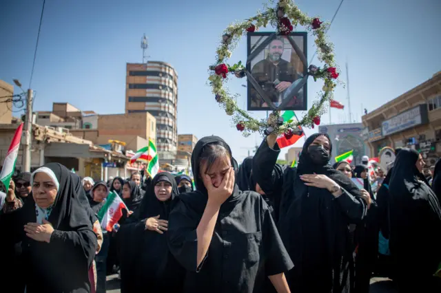 در اهواز روز پنجشنبه - ۲۹ خرداد - مراسم تشییع جنازه سه نفر از کشته شدگان حملات یک هفته گذشته برگزار شد.