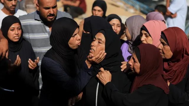 نساء يبكين في غزة بعد مقتل أفراد من أسرهن