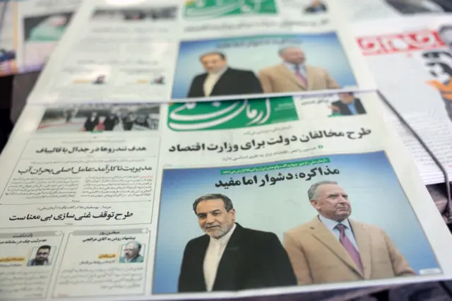نسخ من صحيفة أرمان ملي الإيرانية اليومية تحمل صورة وزير الخارجية الإيراني عباس عراقجي والمبعوث الأمريكي الخاص إلى الشرق الأوسط ستيف ويتكوف