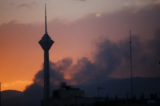 تصاعد الدخان في طهران بعد غارة إسرائيلية