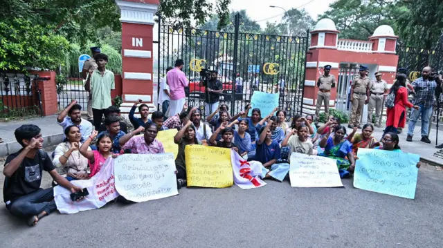 प्रदर्शनकारी छात्र